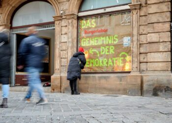 Bürgerinnen und Bürger sind eingeladen, durch eines
der Gucklöcher am derzeit verhüllten Schaufenster des Bürgerlabors
zu blicken und sich selbst ein Bild vom 'Geheimnis der Demokratie' zu
machen. Quelle: Stadt Bamberg, Sonja Seufferth
