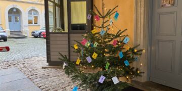 Foto der Geschenkbaumaktion. Quelle: Pressestelle Erzbistum Bamberg