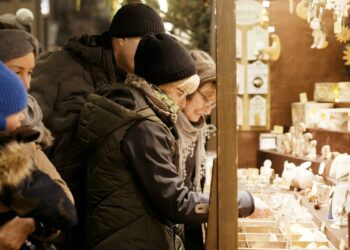 Schlendern auf dem Weihnachtsmarkt. Quelle: TV Franken_Miller Filme