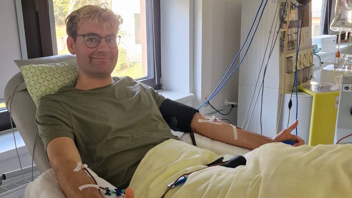 Bamberger Notfallsanitäter rettet einem Fremden das Leben 10 Tobias Kolb während der Stammzellenspende beim AKB in Gauting Foto: AKB