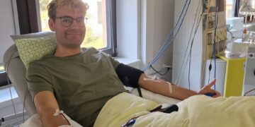 Tobias Kolb während der Stammzellenspende beim AKB in Gauting Foto: AKB