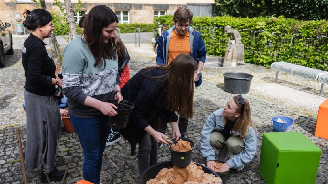 Universität Bamberg lädt zum Nachhaltigkeitsfest 2025 ein 10 Das Nachhaltigkeitsfest 2025 der Universität Bamberg erwartet Besucherinnen und Besucher mit einem abwechslungsreichen Programm. Bereits in den vergangenen Jahren fanden zahlreiche Veranstaltungen zum Thema Nachhaltigkeit statt. Beispielsweise konnten Teilnehmerinnen und Teilnehmer Sandarien als Nisthilfen für Bienen bauen. Quelle: Benjamin Herges/Universität Bamberg.