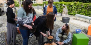Universität Bamberg lädt zum Nachhaltigkeitsfest 2025 ein 14 Das Nachhaltigkeitsfest 2025 der Universität Bamberg erwartet Besucherinnen und Besucher mit einem abwechslungsreichen Programm. Bereits in den vergangenen Jahren fanden zahlreiche Veranstaltungen zum Thema Nachhaltigkeit statt. Beispielsweise konnten Teilnehmerinnen und Teilnehmer Sandarien als Nisthilfen für Bienen bauen. Quelle: Benjamin Herges/Universität Bamberg.