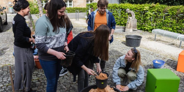 Das Nachhaltigkeitsfest 2025 der Universität Bamberg erwartet Besucherinnen und Besucher mit einem abwechslungsreichen Programm. Bereits in den vergangenen Jahren fanden zahlreiche Veranstaltungen zum Thema Nachhaltigkeit statt. Beispielsweise konnten Teilnehmerinnen und Teilnehmer Sandarien als Nisthilfen für Bienen bauen. Quelle: Benjamin Herges/Universität Bamberg.
