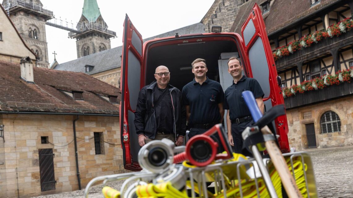 Brandschutz im Bamberger Domtürmen verbessert 10 Von links: Der für den Bamberger Dom zuständige Diözesanarchitekt Robert Hoh, Steffen Brückner, Stephan Groh, stellvertretender Amtsleiter des Bamberger Amts für Brand- und Katastrophenschutz. Quelle: Pressestelle Erzbistum Bamberg / Dominik Schreiner