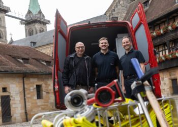 Von links: Der für den Bamberger Dom zuständige Diözesanarchitekt Robert Hoh, Steffen Brückner, Stephan Groh, stellvertretender Amtsleiter des Bamberger Amts für Brand- und Katastrophenschutz. Quelle: Pressestelle Erzbistum Bamberg / Dominik Schreiner