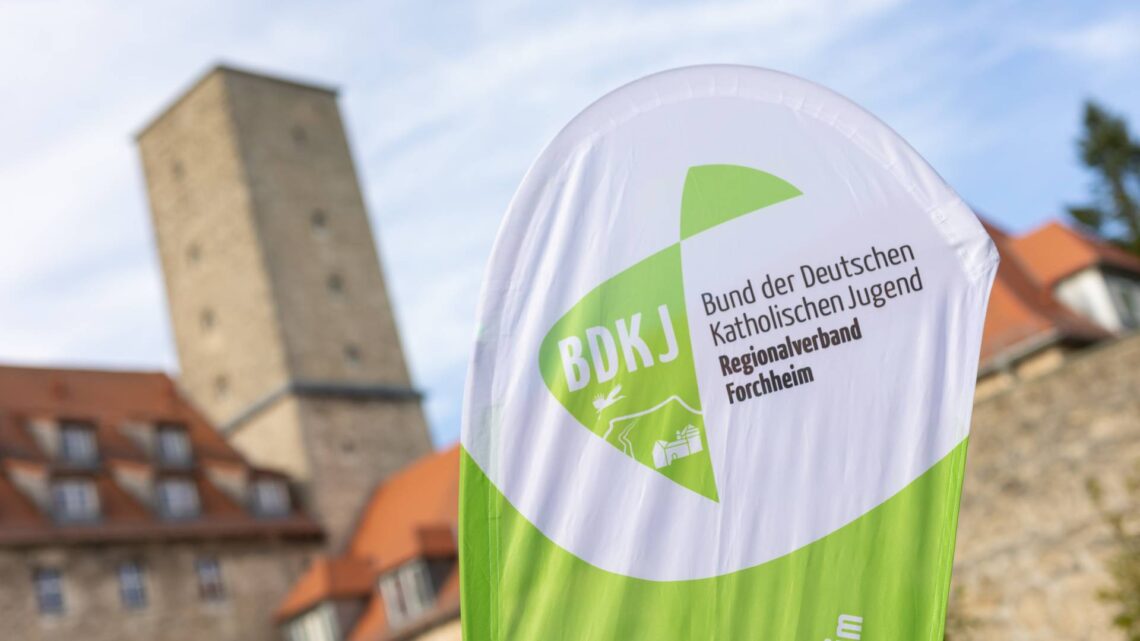 Flagge des BDKJ Regionalverbands Forchheim vor Burg Feuerstein, InSpirit-Festival auf Burg Feuerstein, 24.05.2025. Quelle: Pressestelle Erzbistum Bamberg / Dominik Schreiner