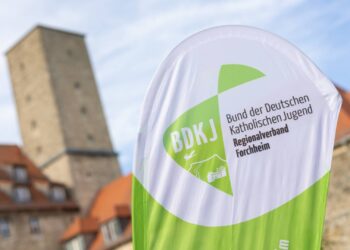 Neue Führung und frischer Aufbruch im BDKJ Bamberg 19 Flagge des BDKJ Regionalverbands Forchheim vor Burg Feuerstein, InSpirit-Festival auf Burg Feuerstein, 24.05.2025. Quelle: Pressestelle Erzbistum Bamberg / Dominik Schreiner