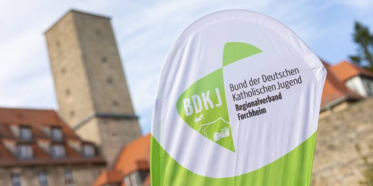 Flagge des BDKJ Regionalverbands Forchheim vor Burg Feuerstein, InSpirit-Festival auf Burg Feuerstein, 24.05.2025. Quelle: Pressestelle Erzbistum Bamberg / Dominik Schreiner