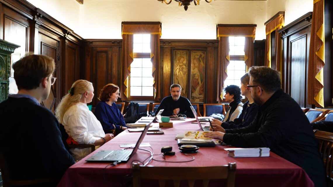 Ende November, kurz vor der Ausstellungseröffnung, beschäftigten sich die Studierenden im Schloss Schoppershof, dem Sitz der Tucher Kulturstiftung, intensiv damit, wie Führungen durch eine Ausstellung anschaulich gestaltet werden können. Quelle: Hannah Fischer/Universität Bamberg