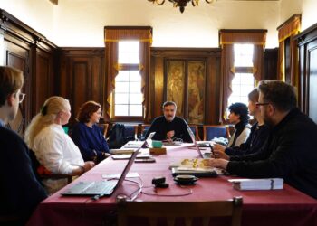 Bamberger Studierende begleiten Nürnbergs Baustellen-Geschichte 13 Ende November, kurz vor der Ausstellungseröffnung, beschäftigten sich die Studierenden im Schloss Schoppershof, dem Sitz der Tucher Kulturstiftung, intensiv damit, wie Führungen durch eine Ausstellung anschaulich gestaltet werden können. Quelle: Hannah Fischer/Universität Bamberg
