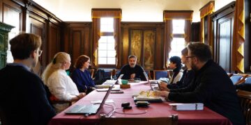 Bamberger Studierende begleiten Nürnbergs Baustellen-Geschichte 14 Ende November, kurz vor der Ausstellungseröffnung, beschäftigten sich die Studierenden im Schloss Schoppershof, dem Sitz der Tucher Kulturstiftung, intensiv damit, wie Führungen durch eine Ausstellung anschaulich gestaltet werden können. Quelle: Hannah Fischer/Universität Bamberg