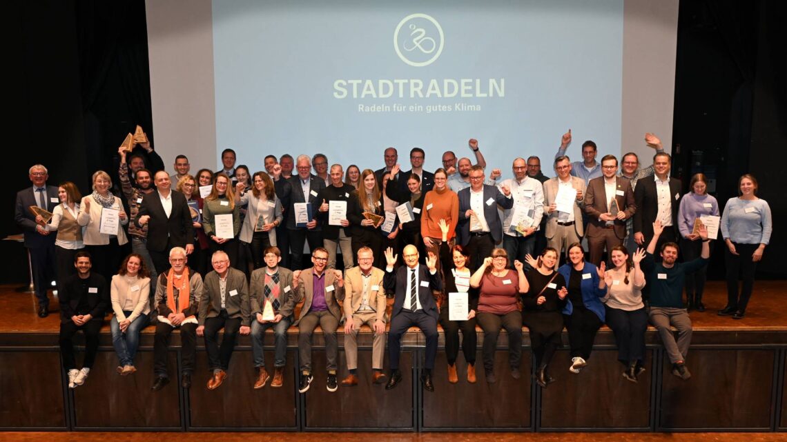 Landkreis Bamberg erneut Bundessieger beim STADTRADELN 10 Gruppenbild mit allen Gewinnerinnen und Gewinnern. Quelle: Kreis Steinfurt