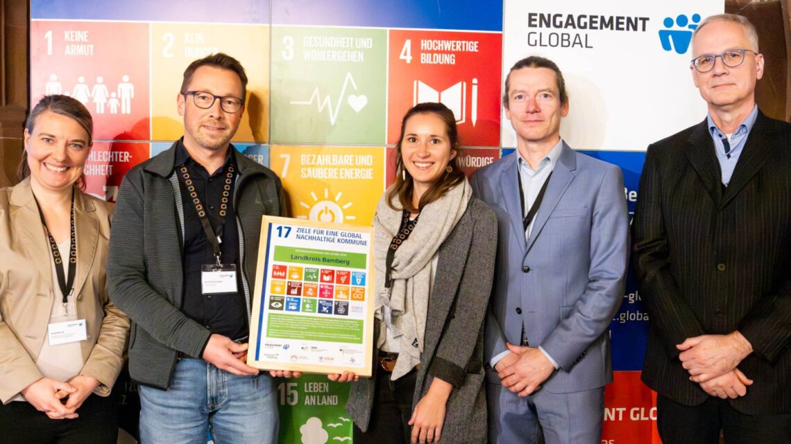 Landkreis Bamberg treibt Agenda 2030 voran 10 Der Landkreis Bamberg ist offizielle Zeichnungskommune der Musterresolution zur Agenda 2030. v.l.n.r: Anne Bolling (BMZ), Dr. Christian Lorenz und Katharina Barth (Landkreis Bamberg), Michael Sallat (DStGB), Niels Albers (SKEW) (Quelle: Matthias Wenger Fotografie)