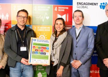 Landkreis Bamberg treibt Agenda 2030 voran 13 Der Landkreis Bamberg ist offizielle Zeichnungskommune der Musterresolution zur Agenda 2030. v.l.n.r: Anne Bolling (BMZ), Dr. Christian Lorenz und Katharina Barth (Landkreis Bamberg), Michael Sallat (DStGB), Niels Albers (SKEW) (Quelle: Matthias Wenger Fotografie)