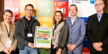 Der Landkreis Bamberg ist offizielle Zeichnungskommune der Musterresolution zur Agenda 2030. v.l.n.r: Anne Bolling (BMZ), Dr. Christian Lorenz und Katharina Barth (Landkreis Bamberg), Michael Sallat (DStGB), Niels Albers (SKEW) (Quelle: Matthias Wenger Fotografie)