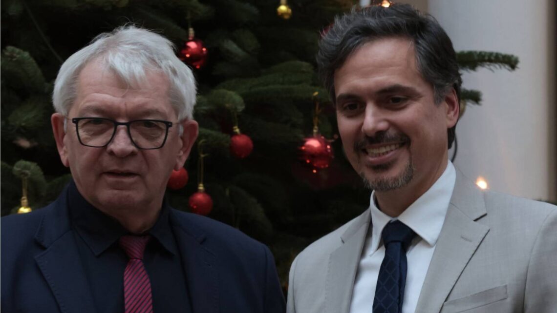 Landrat Johann Kalb überbringt Rektor Stefan Fackelmann seine Glückwünsche zum 60jährigen Jubiläum der Steigerwaldschule Ebrach. Quelle: Daniel Nagel