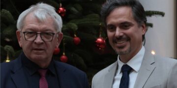 60 Jahre Steigerwaldschule Ebrach 15 Landrat Johann Kalb überbringt Rektor Stefan Fackelmann seine Glückwünsche zum 60jährigen Jubiläum der Steigerwaldschule Ebrach. Quelle: Daniel Nagel