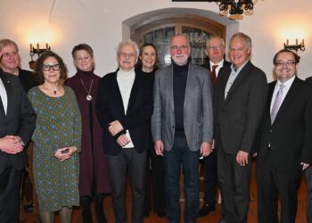 Landkreis Bamberg ehrt außergewöhnliche Persönlichkeiten 15 Anerkennung für herausragendes Engagement für den Landkreis Bamberg (v. l.): Landrat Johann Kalb, stellv. Landrat Bruno Kellner, Preisträgerin Dr. Margit Fuchs, Laudatorin Annette Schäfer, Preisträger Paul Maar, Laudatorin Dr. Tanja Kinkel, Preisträger Prof. Dr. Thomas Gunzelmann, Laudator Prof. Dr. Günter Dippold, Preisträger Prof. Dr. Rainer Drewello, Laudator Bürgermeister Thomas Söder und weiterer stellv. Landrat Johannes Maciejonczyk. (Quelle: Ronald Rinklef)