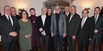 Landkreis Bamberg ehrt außergewöhnliche Persönlichkeiten 13 Anerkennung für herausragendes Engagement für den Landkreis Bamberg (v. l.): Landrat Johann Kalb, stellv. Landrat Bruno Kellner, Preisträgerin Dr. Margit Fuchs, Laudatorin Annette Schäfer, Preisträger Paul Maar, Laudatorin Dr. Tanja Kinkel, Preisträger Prof. Dr. Thomas Gunzelmann, Laudator Prof. Dr. Günter Dippold, Preisträger Prof. Dr. Rainer Drewello, Laudator Bürgermeister Thomas Söder und weiterer stellv. Landrat Johannes Maciejonczyk. (Quelle: Ronald Rinklef)
