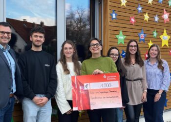 Bamberg: Auszubildende sammeln 1.000 Euro für den guten Zweck 14 Spendenübergabe (v. l.): Steffen Nickel (Geschäftsbereichsleiter am Landratsamt Bamberg) mit den Auszubildenden Patrick Armer und Hannah Sperling, Beate Neumeister (Hospizleitung), Katharina Hohner (ebenfalls Auszubildende am Landratsamt) sowie Laura Seibold und Nina Dusold (Jugend- und Auszubildendenvertretung am Landratsamt) (Quelle: Kinder- und Jugendhospiz Sternenzelt/Neumeister)