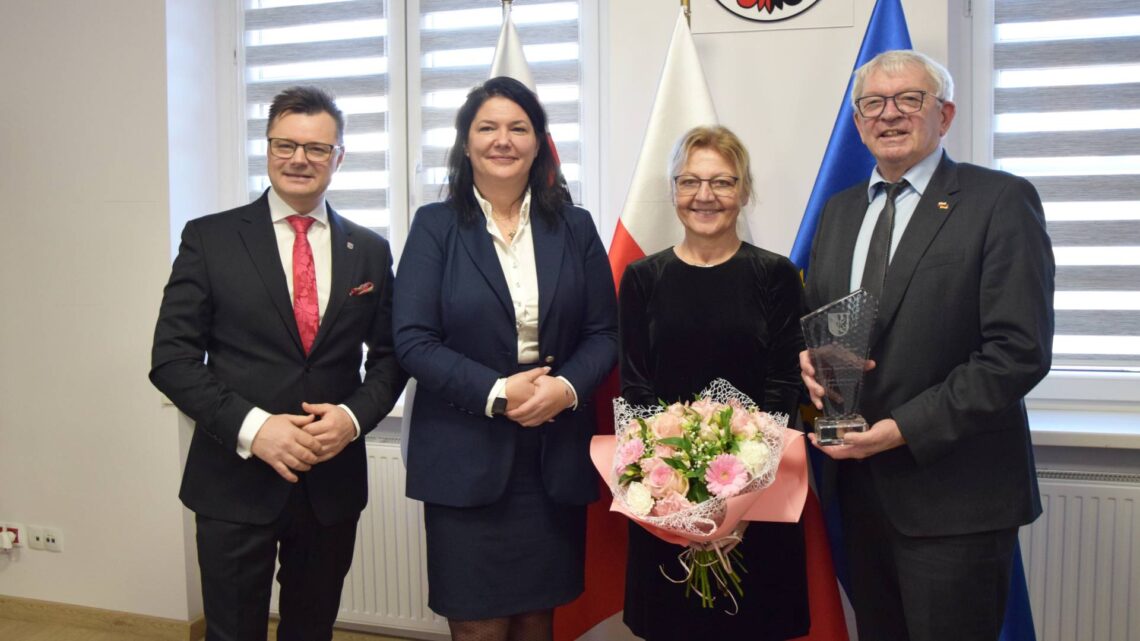 (v. l.) Landrat Krzsytof Wisniewski (Landkreis Karkonoski), Kreistagsvorsitzende Kinga Nowak (Landkreis Karkonoski), Monika Kalb, Landrat Johann Kalb. Quelle Landkreis Karkonoski