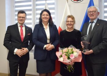 Landrat Kalb für deutsch-polnisches Engagement geehrt 10 (v. l.) Landrat Krzsytof Wisniewski (Landkreis Karkonoski), Kreistagsvorsitzende Kinga Nowak (Landkreis Karkonoski), Monika Kalb, Landrat Johann Kalb. Quelle Landkreis Karkonoski