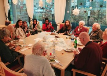 Großer Erfolg der Weihnachtsaktion 'Weihnachts-Engerla für dich' im Landkreis Bamberg 10 Die Deutschklasse D1 der Erlöser-Mittelschule Bamberg besuchte eine Pflegeeinrichtung um selbstgebastelte Weihnachtslichter zu überreichen. (Quelle: Erlöser-Mittelschule Bamberg / Reichert).