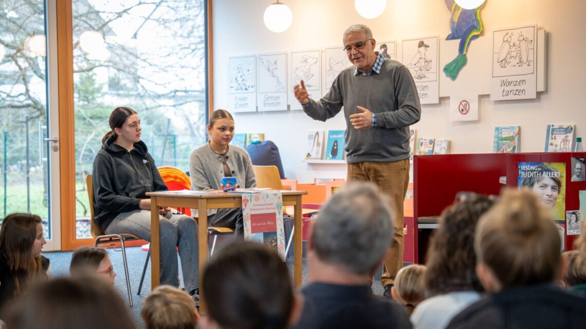 Schülerinnen beim Vorlesen ihrer Werke (Quelle: Landratsamt Bamberg / Lorenz)