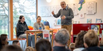 Junge Stimmen, starke Texte an der Mittelschule Oberhaid 14 Schülerinnen beim Vorlesen ihrer Werke (Quelle: Landratsamt Bamberg / Lorenz)