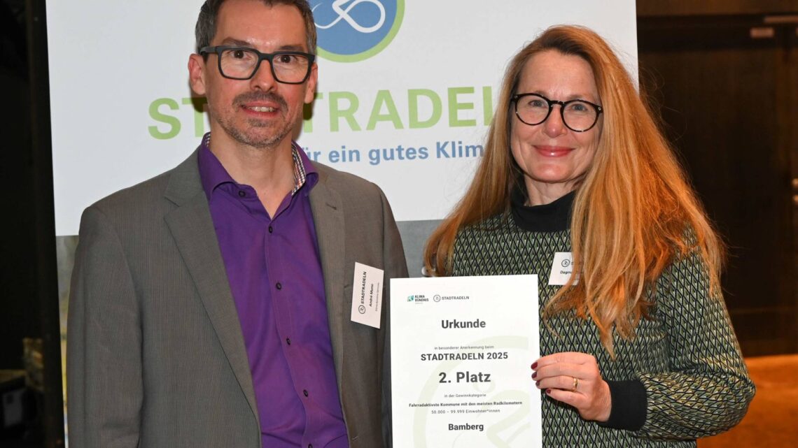 Stadtradeln 2025: Bamberg erreicht bundesweiten Spitzenplatz 10 Bundesweite Spitzenplatzierung für Bamberg beim
Stadtradeln 2025: Radverkehrsbeauftragte Dagmar Spangenberg
nahm bei der Preisverleihung in Rheine von André Muno vom KlimaBündnis die Urkunde für die Stadt Bamberg entgegen. Quelle: Kreis Steinfurt