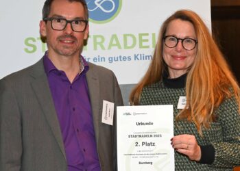 Stadtradeln 2025: Bamberg erreicht bundesweiten Spitzenplatz 16 Bundesweite Spitzenplatzierung für Bamberg beim
Stadtradeln 2025: Radverkehrsbeauftragte Dagmar Spangenberg
nahm bei der Preisverleihung in Rheine von André Muno vom KlimaBündnis die Urkunde für die Stadt Bamberg entgegen. Quelle: Kreis Steinfurt
