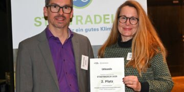 Bundesweite Spitzenplatzierung für Bamberg beim
Stadtradeln 2025: Radverkehrsbeauftragte Dagmar Spangenberg
nahm bei der Preisverleihung in Rheine von André Muno vom KlimaBündnis die Urkunde für die Stadt Bamberg entgegen. Quelle: Kreis Steinfurt