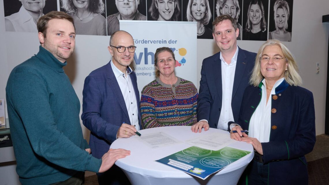 Thomas Klostermann, Sachgebietsleiter im Büro für
Nachhaltigkeit der Stadt Bamberg, Dr. Stefan Goller, Referent für
Wirtschaft und Digitalisierung mit Dr. Anna Scherbaum, Leiterin der
vhs Bamberg-Stadt, Bürgermeister und Sozialreferent Jonas
Glüsenkamp und Dr. Dagmar Steuer-Flieser, Kanzlerin der OttoFriedrich-Universität Bamberg (v.l.). Quelle: Stadtarchiv Bamberg, Jürgen Schraudner