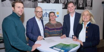 Bildung für nachhaltige Entwicklung in Bamberg wird stärker gefördert 15 Thomas Klostermann, Sachgebietsleiter im Büro für
Nachhaltigkeit der Stadt Bamberg, Dr. Stefan Goller, Referent für
Wirtschaft und Digitalisierung mit Dr. Anna Scherbaum, Leiterin der
vhs Bamberg-Stadt, Bürgermeister und Sozialreferent Jonas
Glüsenkamp und Dr. Dagmar Steuer-Flieser, Kanzlerin der OttoFriedrich-Universität Bamberg (v.l.). Quelle: Stadtarchiv Bamberg, Jürgen Schraudner