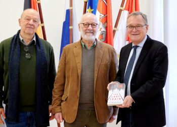 Empfang für Peter Bradley im Bamberger Rathaus 10 (v.l.n.r.): Raimund Roth, stellv. Vorsitzender WillyAron-Gesellschaft Bamberg e. V., Peter Bradley und
Oberbürgermeister Andreas Starke beim Empfang im Rathaus am Maxplatz. Quelle: Stadt Bamberg, Sonja Seufferth