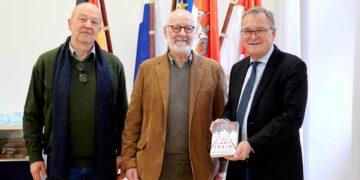 (v.l.n.r.): Raimund Roth, stellv. Vorsitzender WillyAron-Gesellschaft Bamberg e. V., Peter Bradley und
Oberbürgermeister Andreas Starke beim Empfang im Rathaus am Maxplatz. Quelle: Stadt Bamberg, Sonja Seufferth