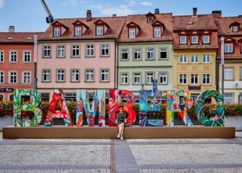 Der Bamberg-Schriftzug am Maxplatz mit seiner
Schöpferin, der inzwischen verstorbenen Künstlerin Barbara
Bollerhoff. Quelle: Stadt Bamberg, Sonja Seufferth