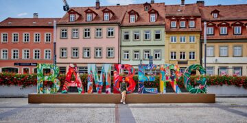 Der Bamberg-Schriftzug am Maxplatz mit seiner
Schöpferin, der inzwischen verstorbenen Künstlerin Barbara
Bollerhoff. Quelle: Stadt Bamberg, Sonja Seufferth