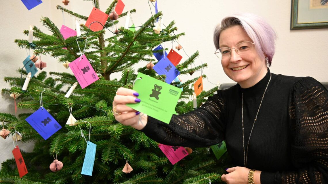 Geschenkbaumaktion für geflüchtete Kinder in Bamberg 10 Simone Oswald von „Freund statt fremd“ beim
Schmücken des Geschenkbaums im Vorzimmer von
Oberbürgermeister Andreas Starke. Quelle: Pressestelle Stadt Bamberg, Anna Lienhardt