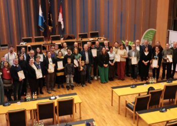 Klimaschutzpreise 2025 in Bamberg verliehen 11 Alle Preisträgerinnen und Preisträger des Klimaschutzpreises 2025
der Klima- und Energieagentur Bamberg zusammen mit dem
stellvertretenden Landrat Bruno Kellner, Oberbürgermeister Andreas
Starke sowie den Mitarbeitenden der KEA Bamberg. Quelle: Daniel Nagel