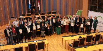 Alle Preisträgerinnen und Preisträger des Klimaschutzpreises 2025
der Klima- und Energieagentur Bamberg zusammen mit dem
stellvertretenden Landrat Bruno Kellner, Oberbürgermeister Andreas
Starke sowie den Mitarbeitenden der KEA Bamberg. Quelle:  Daniel Nagel