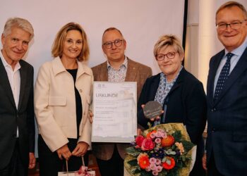 Bamberger Kleinod mit viel Liebe zum Detail saniert 19 Der Vorsitzende des Kuratoriums der Stiftung Weltkulturerbe
Bamberg, Ulrich Bauer-Bornemann (l.), und Oberbürgermeister
Andreas Starke (r.) zeichnen Michaela (Zweite v. l.) und Dr. Frank
Pöhlau (Mitte) und Architektin Marion Zachert mit dem 14. 'Förderpreis
2025 zur Erhaltung historischer Bausubstanz' aus. Quelle: Bürgerspitalstiftung, Lara Müller