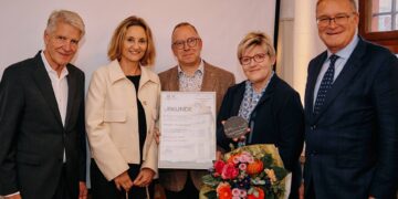 Der Vorsitzende des Kuratoriums der Stiftung Weltkulturerbe
Bamberg, Ulrich Bauer-Bornemann (l.), und Oberbürgermeister
Andreas Starke (r.) zeichnen Michaela (Zweite v. l.) und Dr. Frank
Pöhlau (Mitte) und Architektin Marion Zachert mit dem 14. 'Förderpreis
2025 zur Erhaltung historischer Bausubstanz' aus. Quelle: Bürgerspitalstiftung, Lara Müller