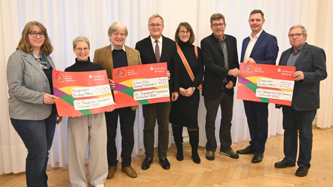Dank Bamberger Antikmarkt: 7.000 Euro für soziale Projekte 10 Spendenübergabe von den Erlösen des Antikmarkts:
(v.l.) Bettina Hainke (Leiterin Frauenhaus), Simone Stroppel
(Geschäftsführerin Sozialdienst Katholischer Frauen Bamberg),
Harald Strauss-Orlovsky (Präsident Lions-Club BambergMichaelsberg), Oberbürgermeister Andreas Starke, Katrin Kienlein
(Schriftführerin Bürgerverein Bamberg Mitte), Heiko Küffner
(Vorsitzender Bürgerverein Bamberg Mitte), Bürgermeister und
Sozialreferent Jonas Glüsenkamp und Richard Reiser (Leiter des Amts
für Soziale Angelegenheiten). Quelle: Stadt Bamberg, Michael Memmel