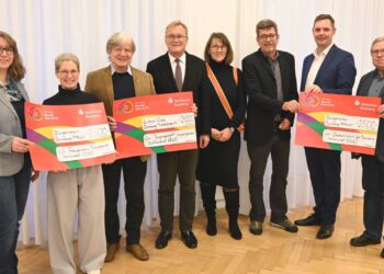 Dank Bamberger Antikmarkt: 7.000 Euro für soziale Projekte 18 Spendenübergabe von den Erlösen des Antikmarkts:
(v.l.) Bettina Hainke (Leiterin Frauenhaus), Simone Stroppel
(Geschäftsführerin Sozialdienst Katholischer Frauen Bamberg),
Harald Strauss-Orlovsky (Präsident Lions-Club BambergMichaelsberg), Oberbürgermeister Andreas Starke, Katrin Kienlein
(Schriftführerin Bürgerverein Bamberg Mitte), Heiko Küffner
(Vorsitzender Bürgerverein Bamberg Mitte), Bürgermeister und
Sozialreferent Jonas Glüsenkamp und Richard Reiser (Leiter des Amts
für Soziale Angelegenheiten). Quelle: Stadt Bamberg, Michael Memmel