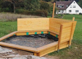 Holzmodule bringen neues Grün an Schulen und Kitas 14 Sandkasten an der BRK-Kindertagesstätte am
Eichelsee. Quelle: Hartmut Steil