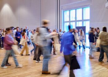 Sozialbericht der Stadt Bamberg zeigt deutliche Trends 16 In den vergangenen Jahren wurde auch neue
Beteiligungsformate wie die Jugendkonferenz 2024 entwickelt, an der
über 400 Jugendliche teilgenommen haben. Quelle: Stadt Bamberg, Sonja Seufferth