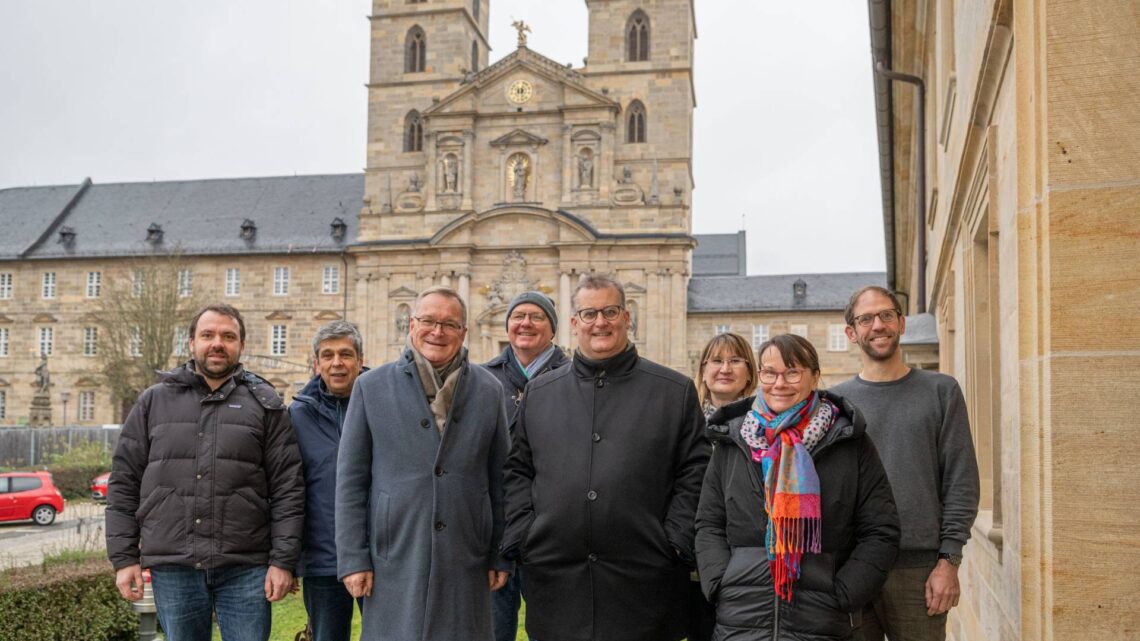 Christoph Bierlein (Immobilienmanagement), Robert Zenger
(Immobilienmanagement), Oberbürgermeister Andreas Starke,
Rudolf Spangel (Immobilienmanagement), Stiftungsreferent Betram
Felix, Sabine Pätzold-Pflauger (Kämmereiamt), Claudia Schelbert
(Kämmereiamt), Christoph Schulz (Kämmereiamt, v.l.n.r.:) vor dem
gerüstfreien Westwerk. Quelle: Bürgerspitalstiftung Bamberg, Lara Müller