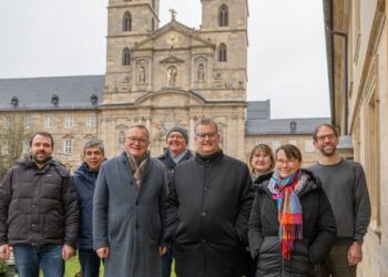 Die Glocken des Bamberger Michaelsklosters erklingen wieder 19 Christoph Bierlein (Immobilienmanagement), Robert Zenger
(Immobilienmanagement), Oberbürgermeister Andreas Starke,
Rudolf Spangel (Immobilienmanagement), Stiftungsreferent Betram
Felix, Sabine Pätzold-Pflauger (Kämmereiamt), Claudia Schelbert
(Kämmereiamt), Christoph Schulz (Kämmereiamt, v.l.n.r.:) vor dem
gerüstfreien Westwerk. Quelle: Bürgerspitalstiftung Bamberg, Lara Müller